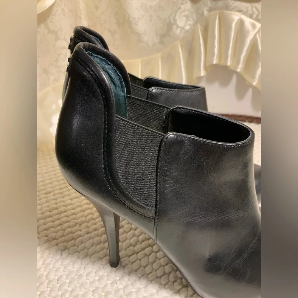 GUESS - Picture 4 of 9
